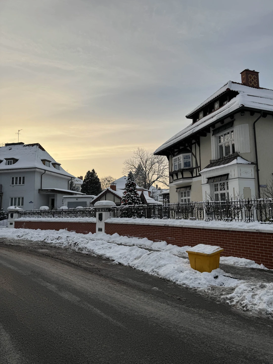 Лилия, очень приятная) спасибо огромное за супер экскурсию, максимально информативно, интересно, классная спокойная подача, зашли к