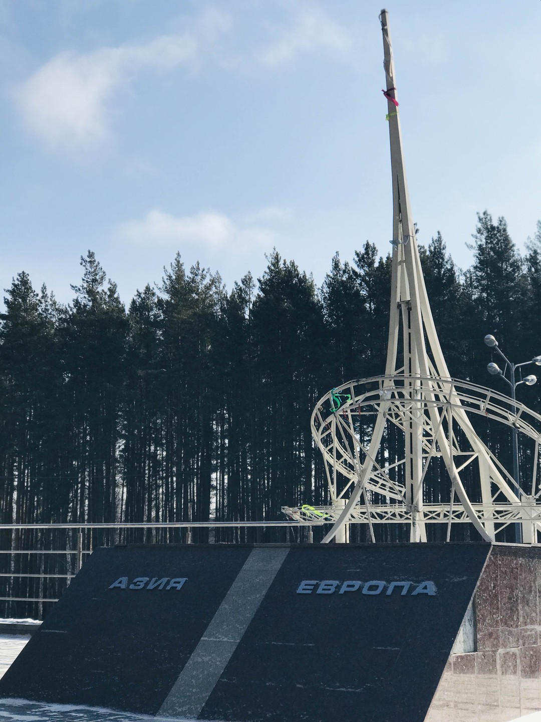 Елена прекрасно провела экскурсию. По пути следования к стелле «Граница Европы и Азии» провезла нас по