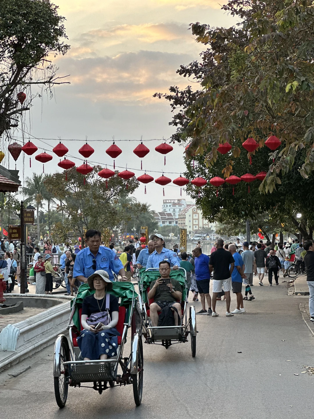 Ездили с Павлом и моей трехлеткой в Хойан, экскурсия получилась очень интересной и насыщенной. Рассказывает живо