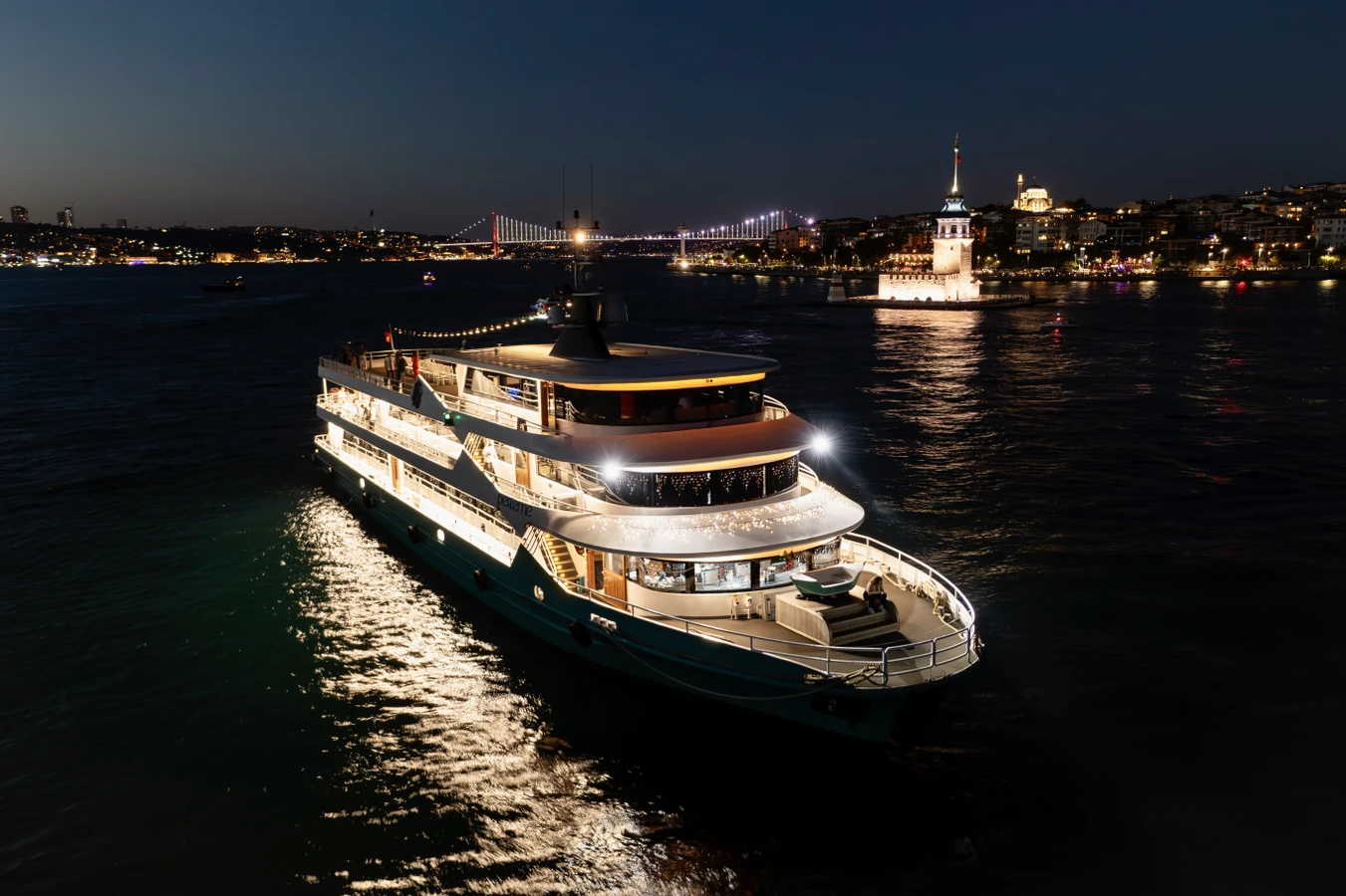 Круиз-шоу по Босфору на огромном лайнере