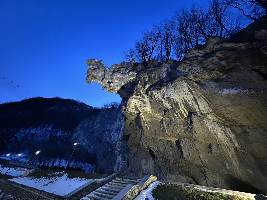 Прекрасная экскурсия! Очень повезло с погодой. Виды потрясающие. Кармадонское ущелье очень впечатлило. В Северной Осетии тоже очень красиво