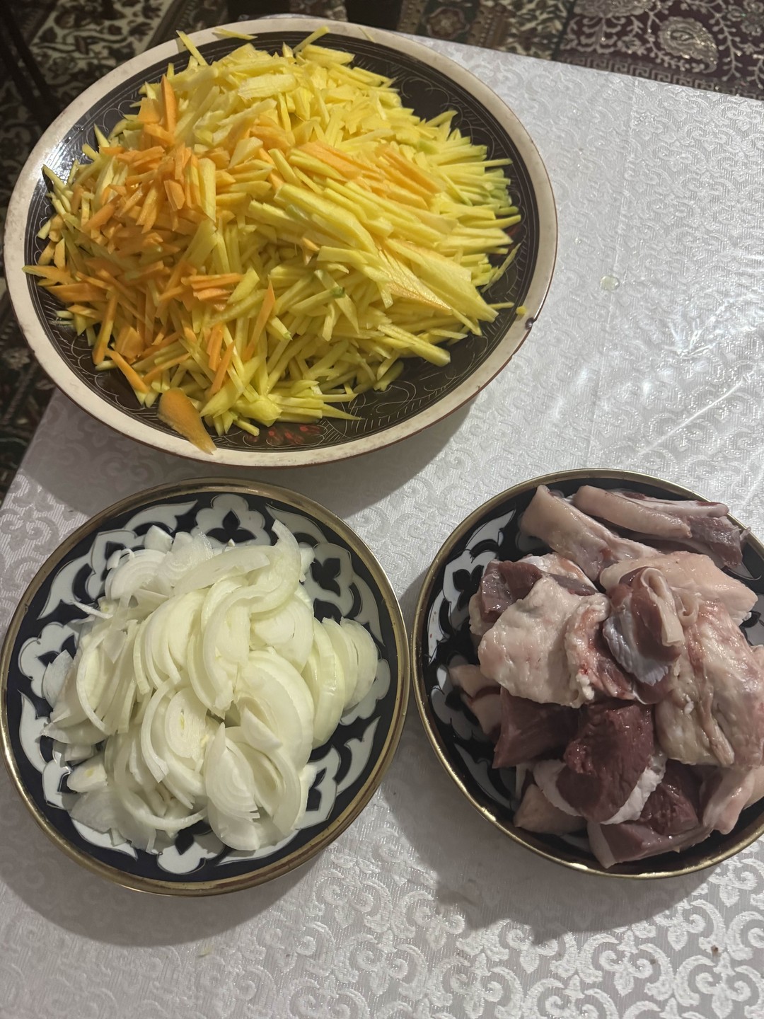 Попали в настоящую семью, в обычный узбекский быт, к милым и открытым людям. Прошли весь цикл приготовления плова, рекомендую такую экскурсию!