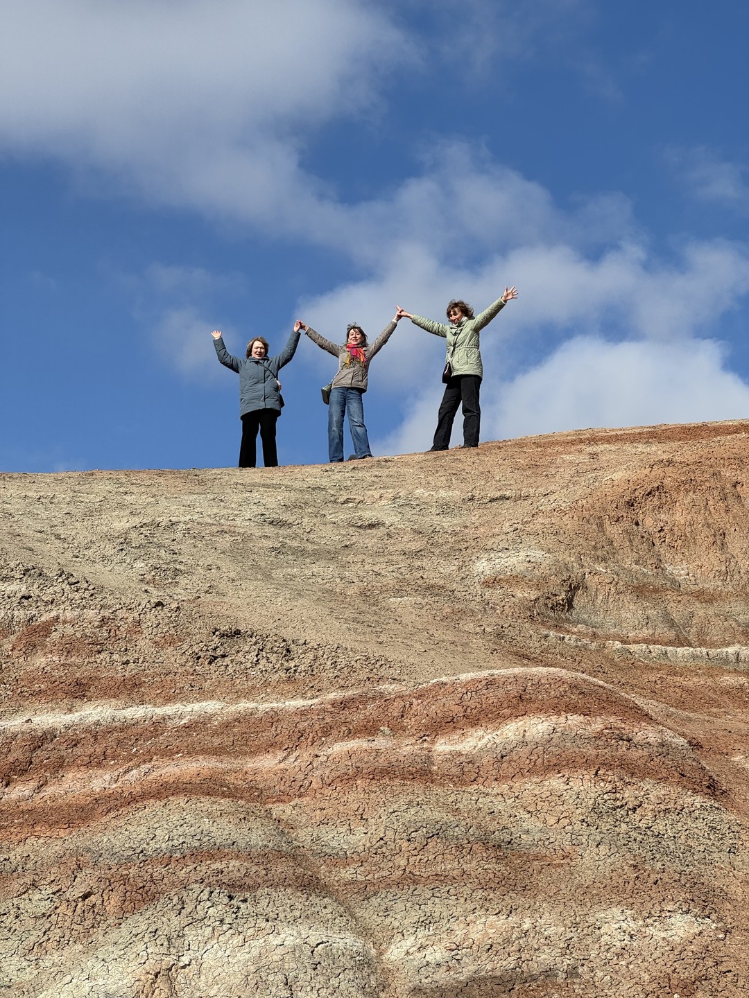 Сегодня Идрис познакомил нас с чудесами Азейрбаджана! Посетили три восхитительные локации: розовое соленое озеро, марсианские горы