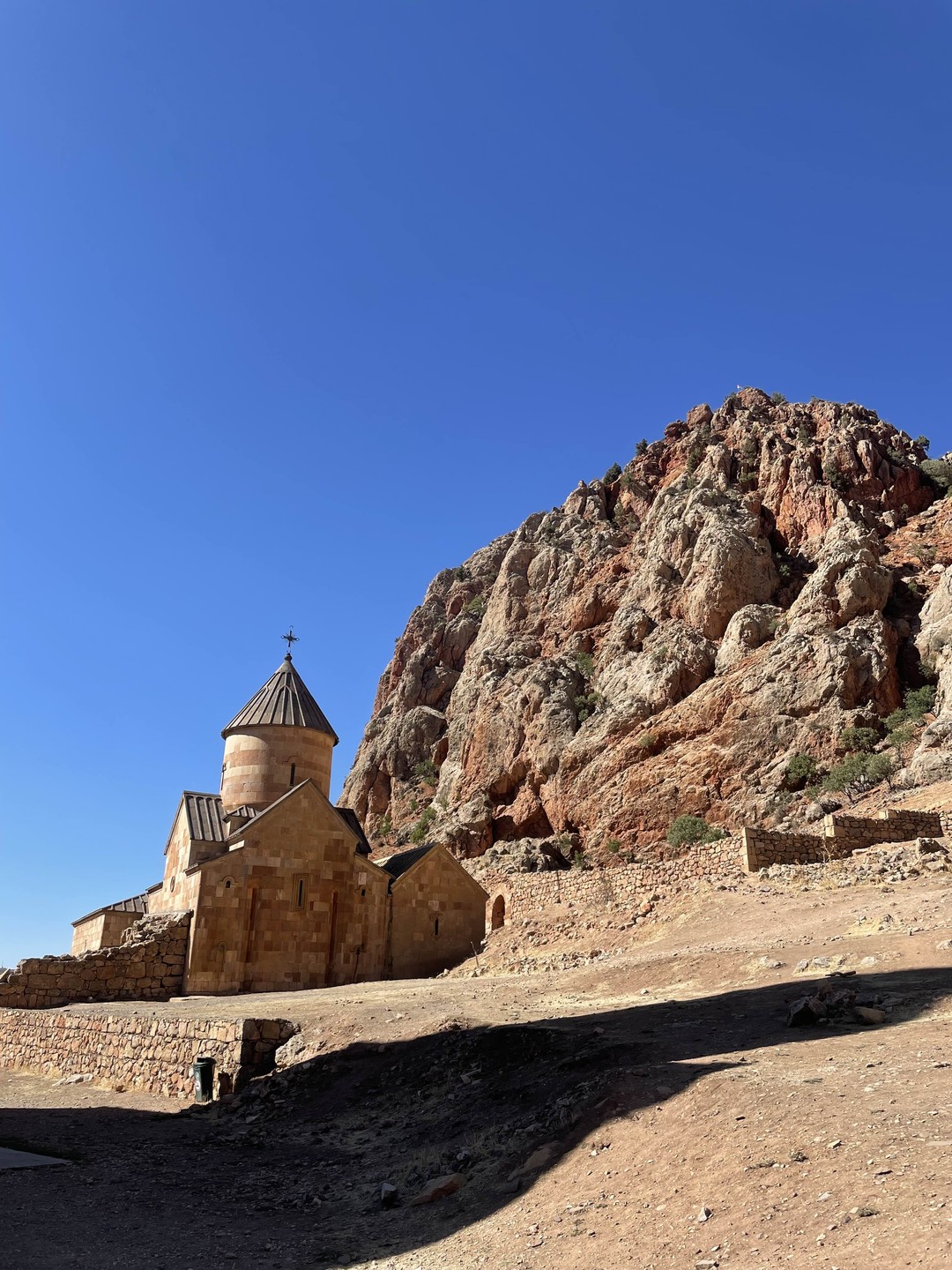 Очень хорошая экскурсия в замечательные места. Впечатляющий Хор Вирап, ошеломляющий Нораванк, обед, сравнимый с банкетом, и