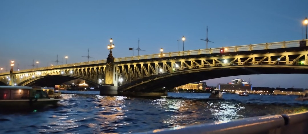 Экскурсия понравилась. Развод мостов это грандиозное зрелище. Одеваться нужно теплее, или можно разместиться в закрытой части