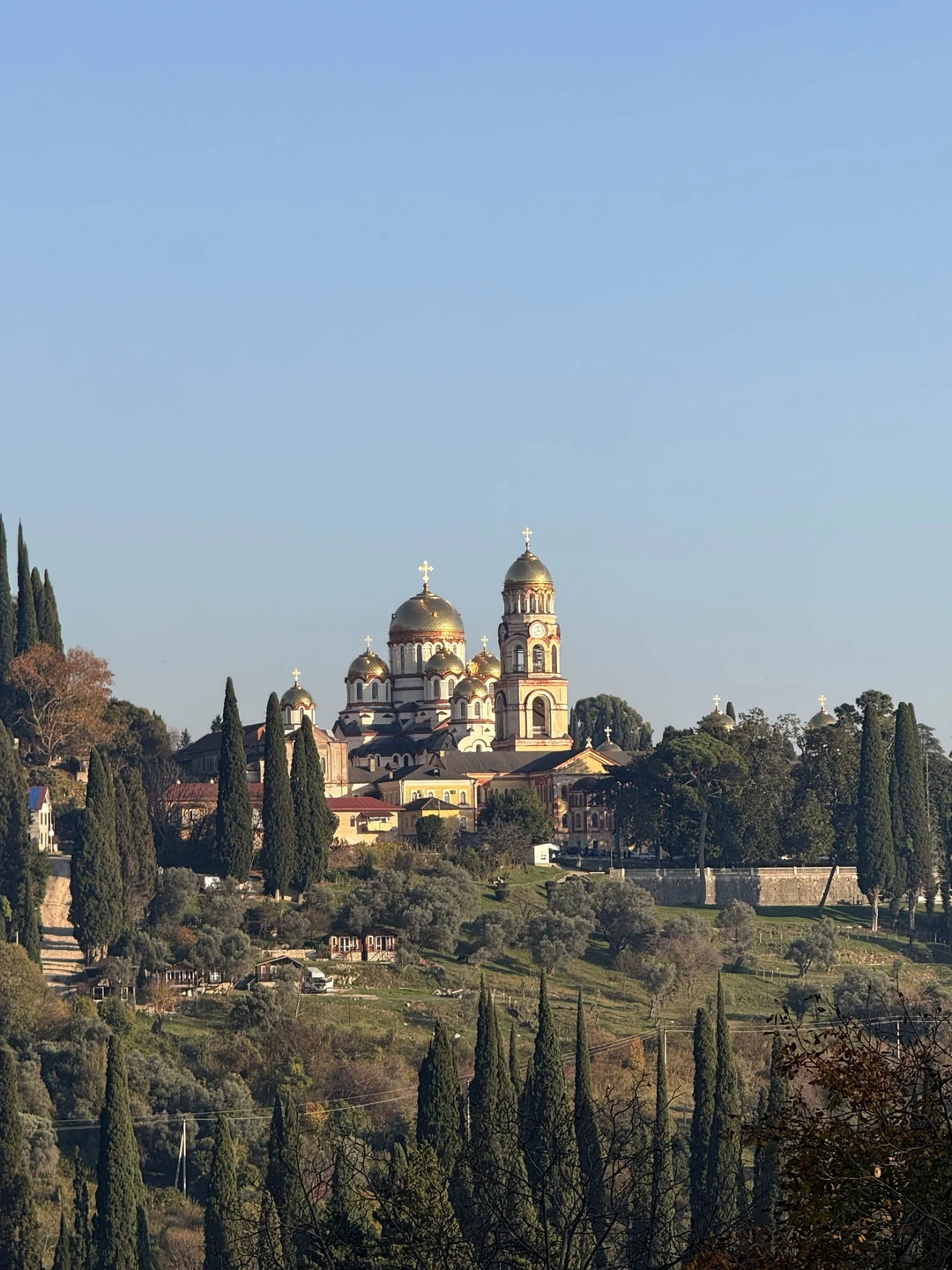 Экскурсовод- приятная девушка. Рассказывает и показывает. Пещера завораживает. Виды прекрасные. В целом все понравилось. Дегустация вина, сыра