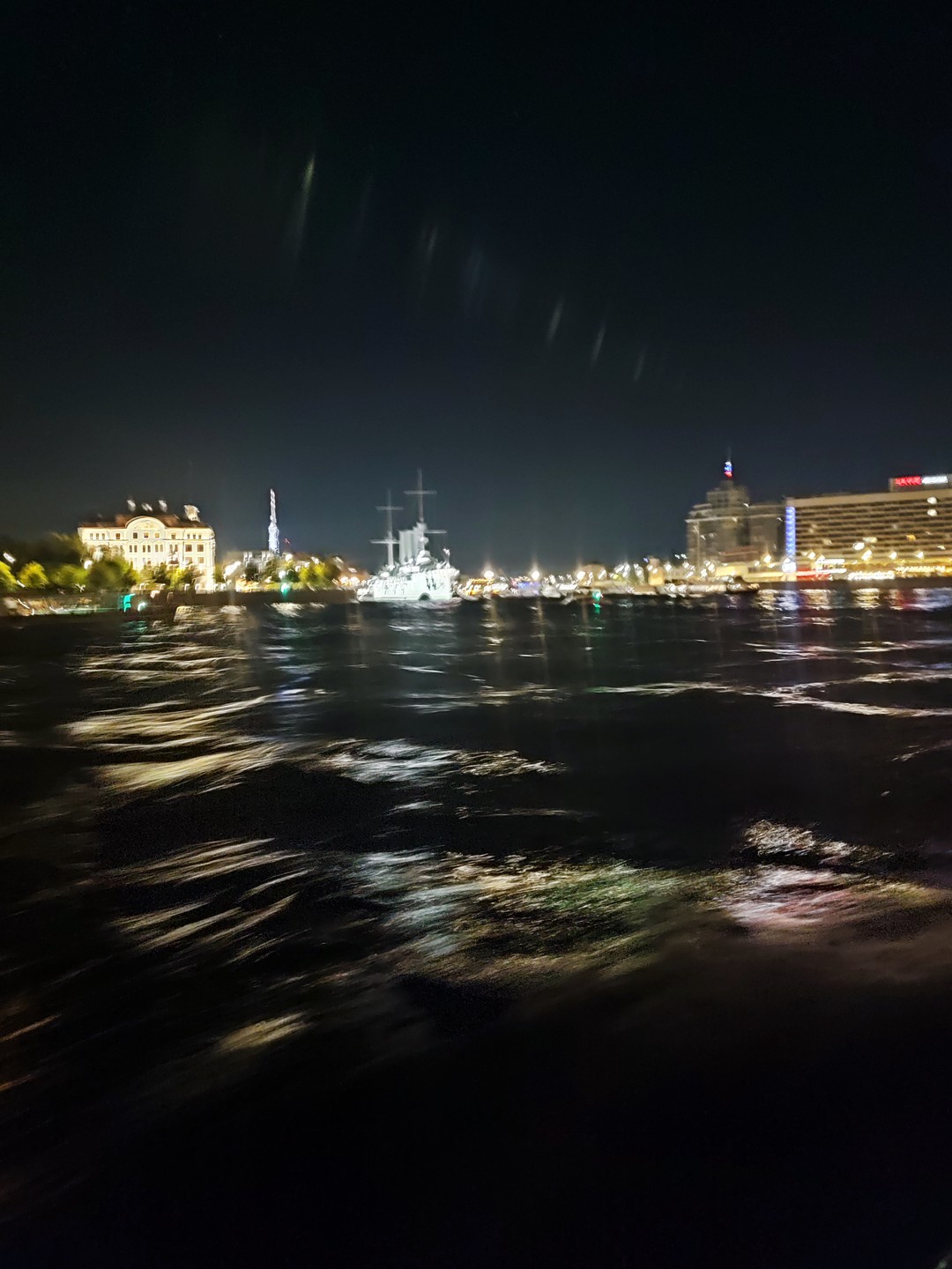Вечерний Питер очень красив, особенно с воды!!! Незабываемая романическая прогулка получилась. С погодой нам повезло) И