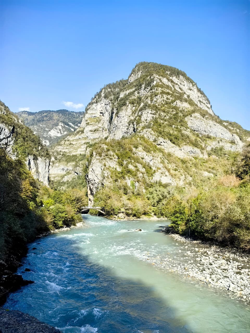 Выражаем огромную благодарность Петросу и его команде за нашу незабываемую экскурсию по Абхазии. Наш гид и