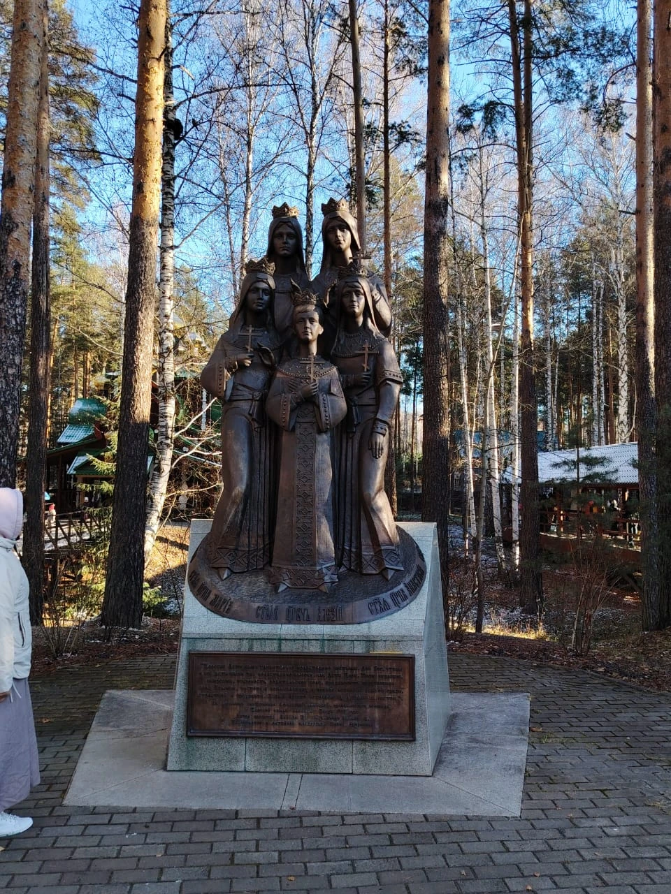 Анатолий, прекрасно знает свой город, экскурсия прошла на одном дыхании