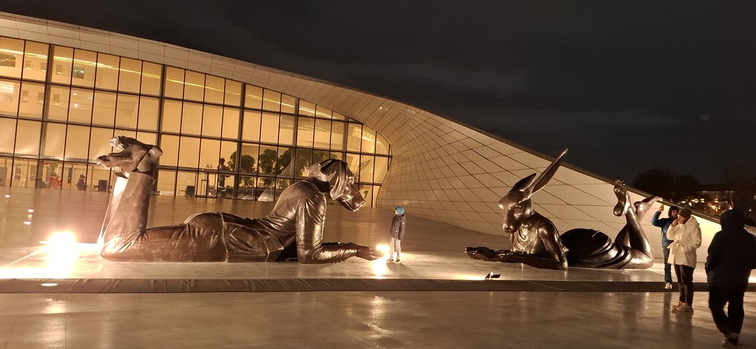 Гейдар-наш гид сегодня. Забрал нас из отеля, и никакие технические моменты нас не отвлекали от экскурсии