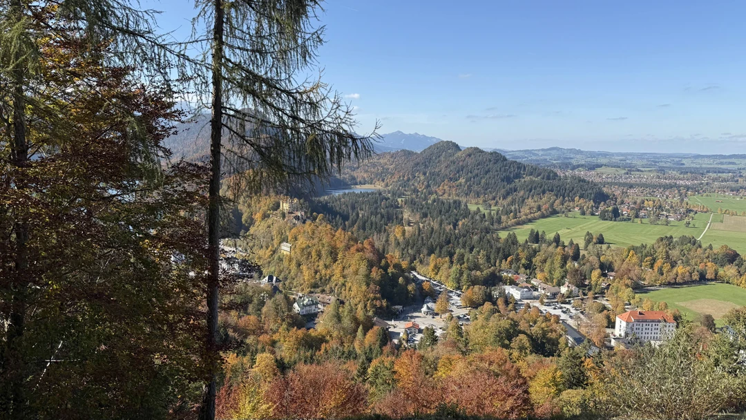 Поездка была потрясающая. Очень повезло с погодой: чистое голубое небо, золотая осень Баварии и прекрасный эрудированный