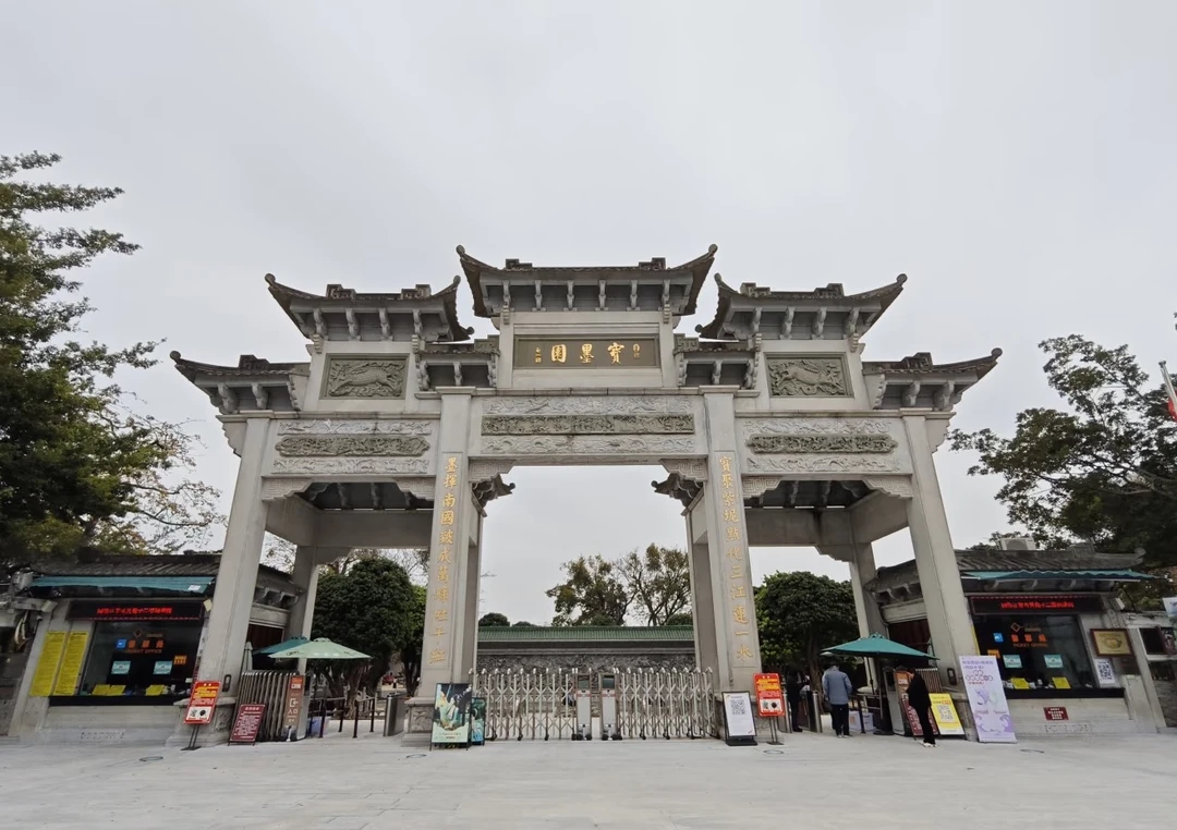 Мы посетили Гуанчжоу во время Китайского Нового года, и это стало незабываемым опытом. Наш гид Тимур