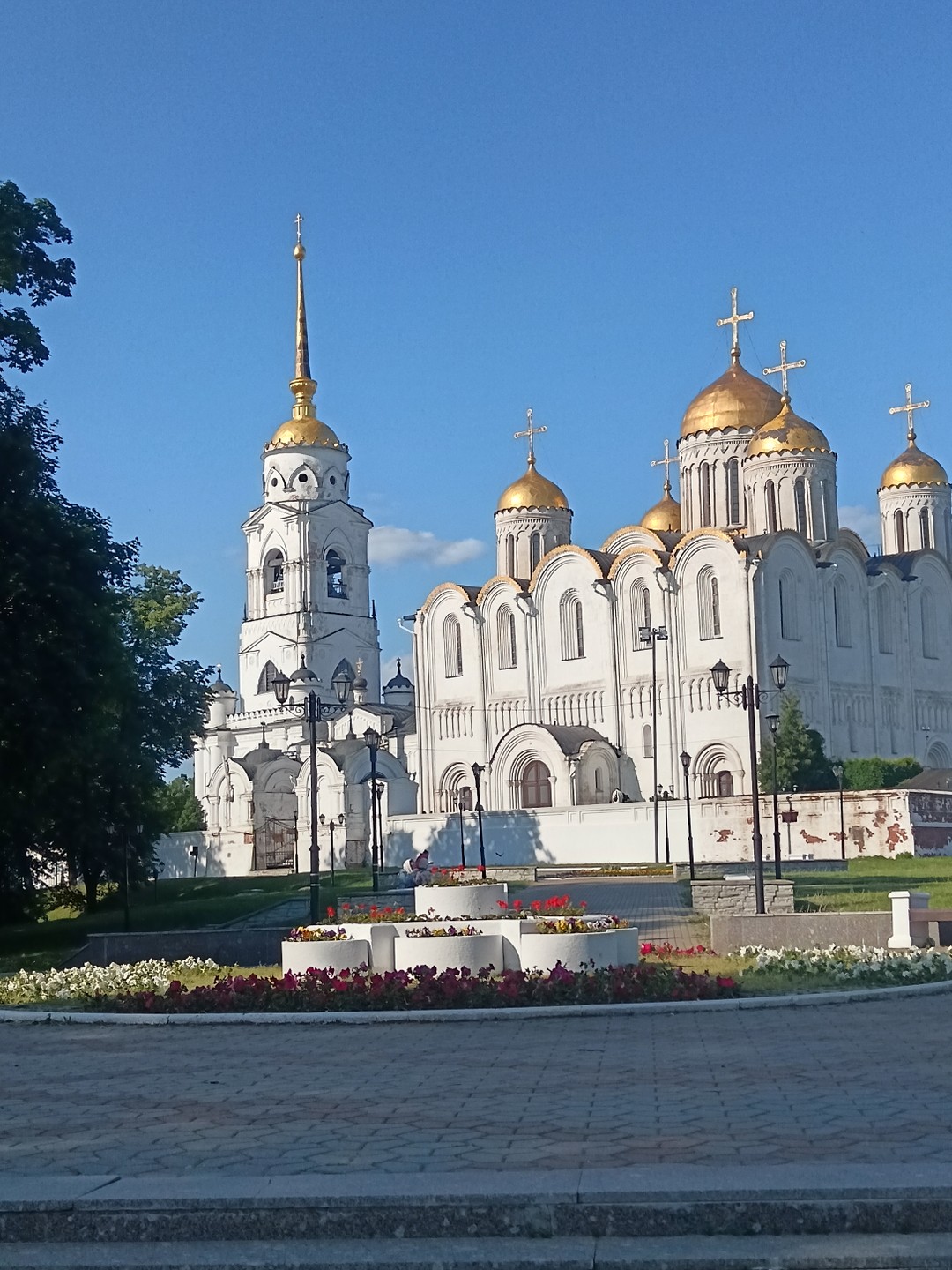 Николай провел очень занимательную, энергичную, информативную экскурсию. Учёл трудности с передвижением одного из участников. Программу скорректировал