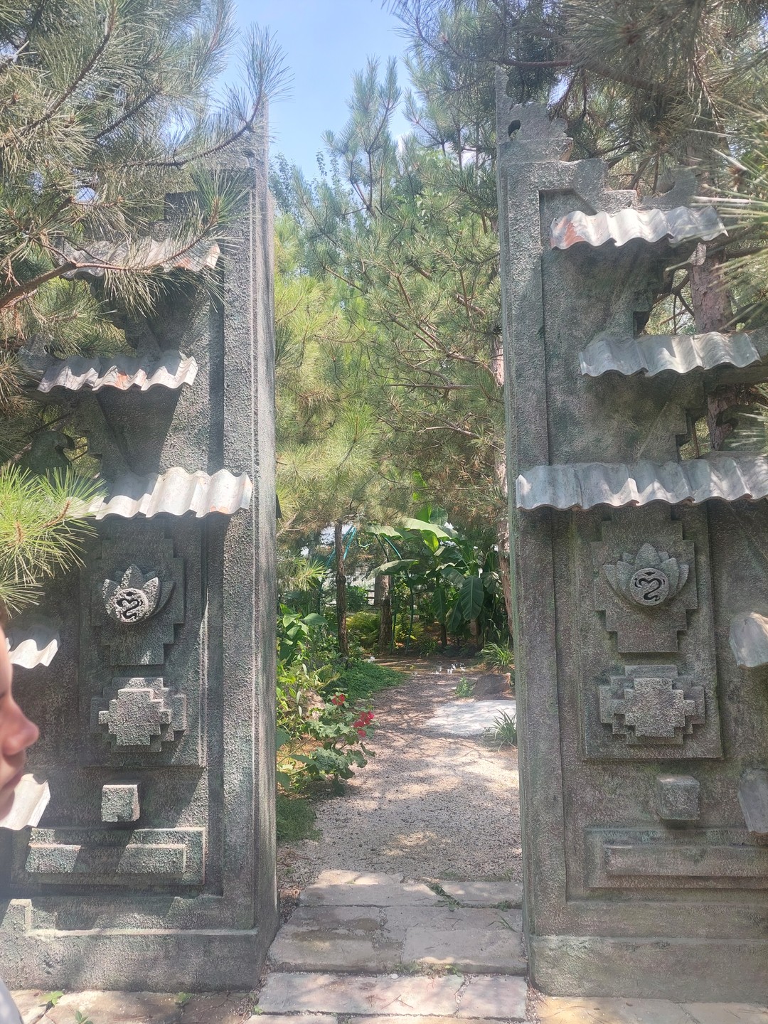 Водитель довез до винодельни, экскурсию проводил сотрудник винодельни. Шикарное место, красиво, необычно. Есть что посмотреть, где