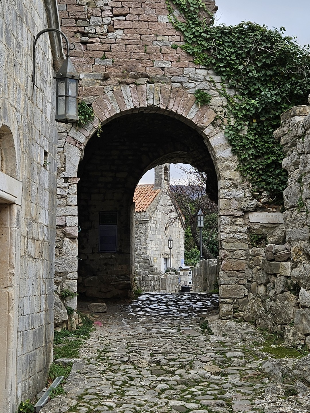 Отличная экскурсия. Крепость Старого Бара - целый разрушенный город, вход в Старый Бар - аутентичные улочки