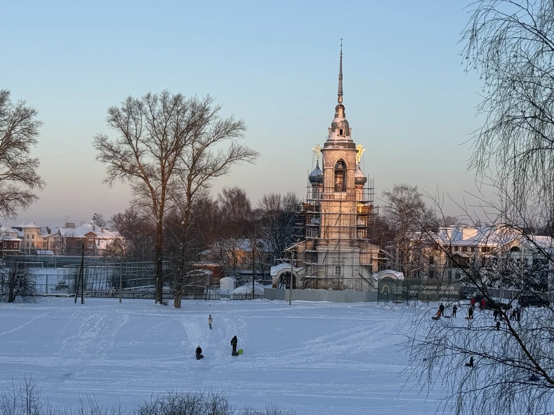 Отличная экскурсия! Если вам важна историческая информация, непринужденная легкая подача, юмор и насыщенная визуализация резьбы, домов