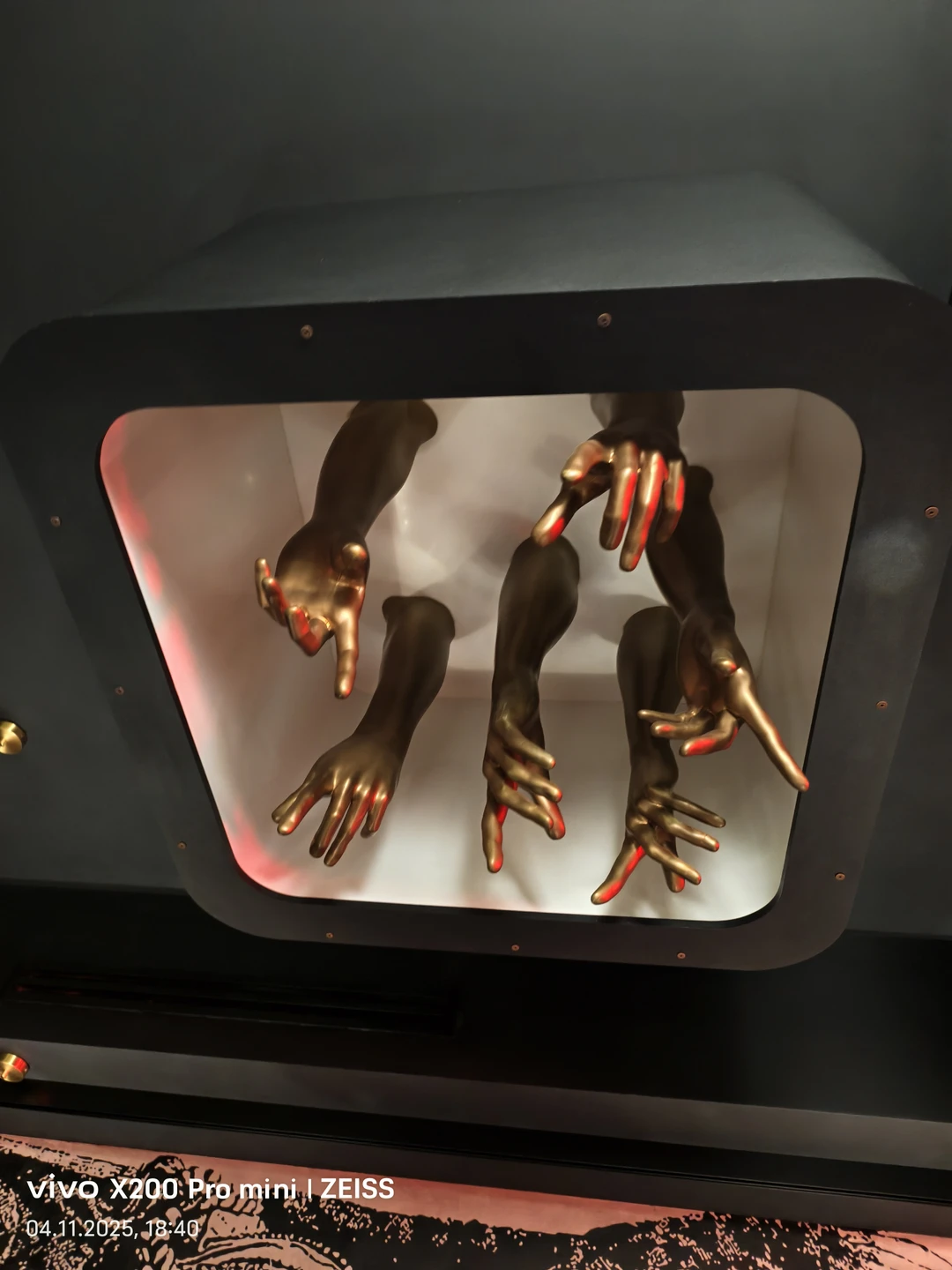 Да, для разнообразия можно послушать, угоститься коктейльчиками и прогуляться по улице где живёт Ваенга))