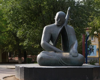 Центр Элисты: Пагода семи дней, статуя Будды Шакьямуни, Золотые ворота, мемориал «Исход и возвращение»