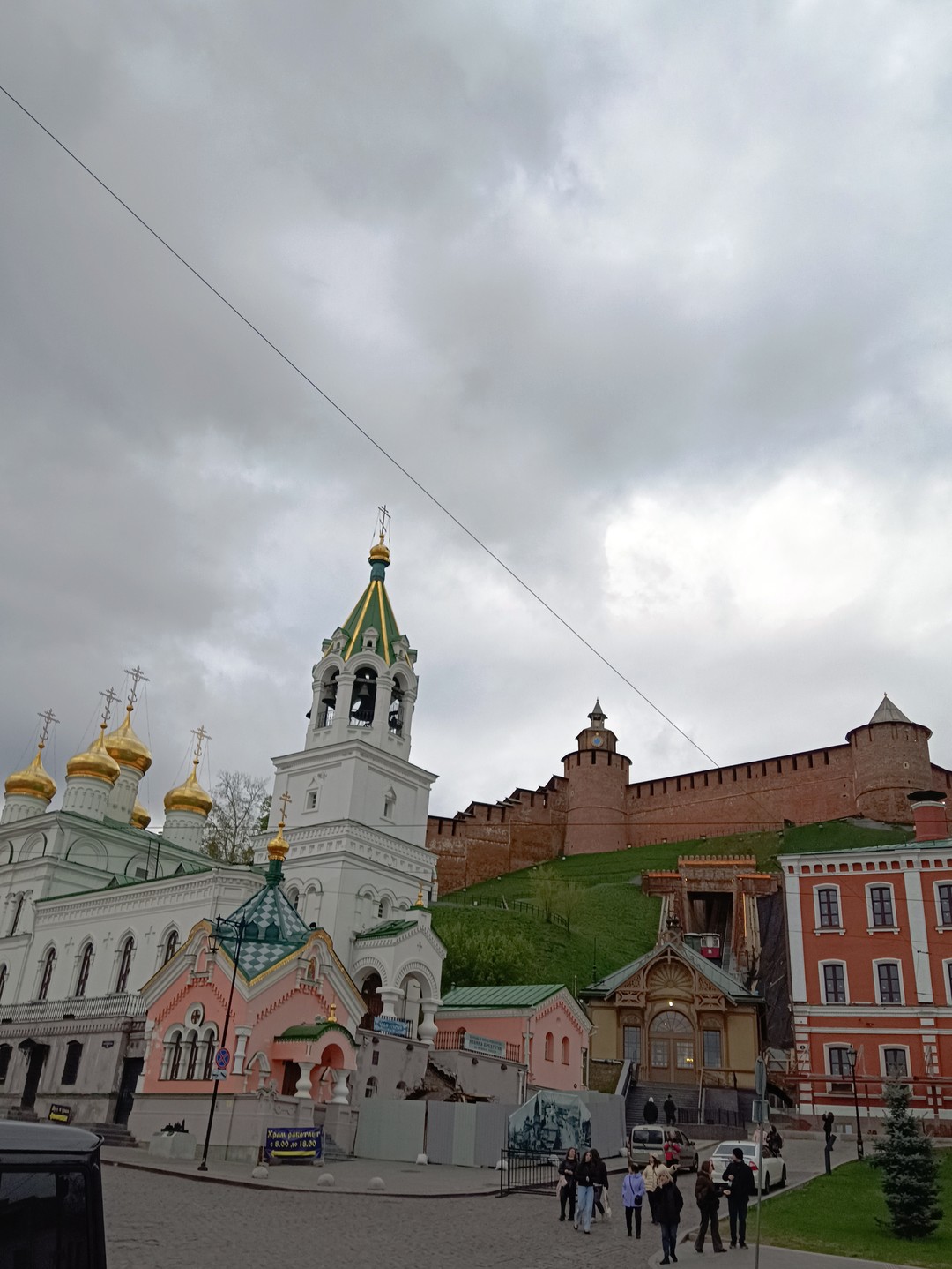 Обзорная экскурсия по городу на автобусе понравилась очень. В первый день нашего пребывания в Нижнем. Интересный