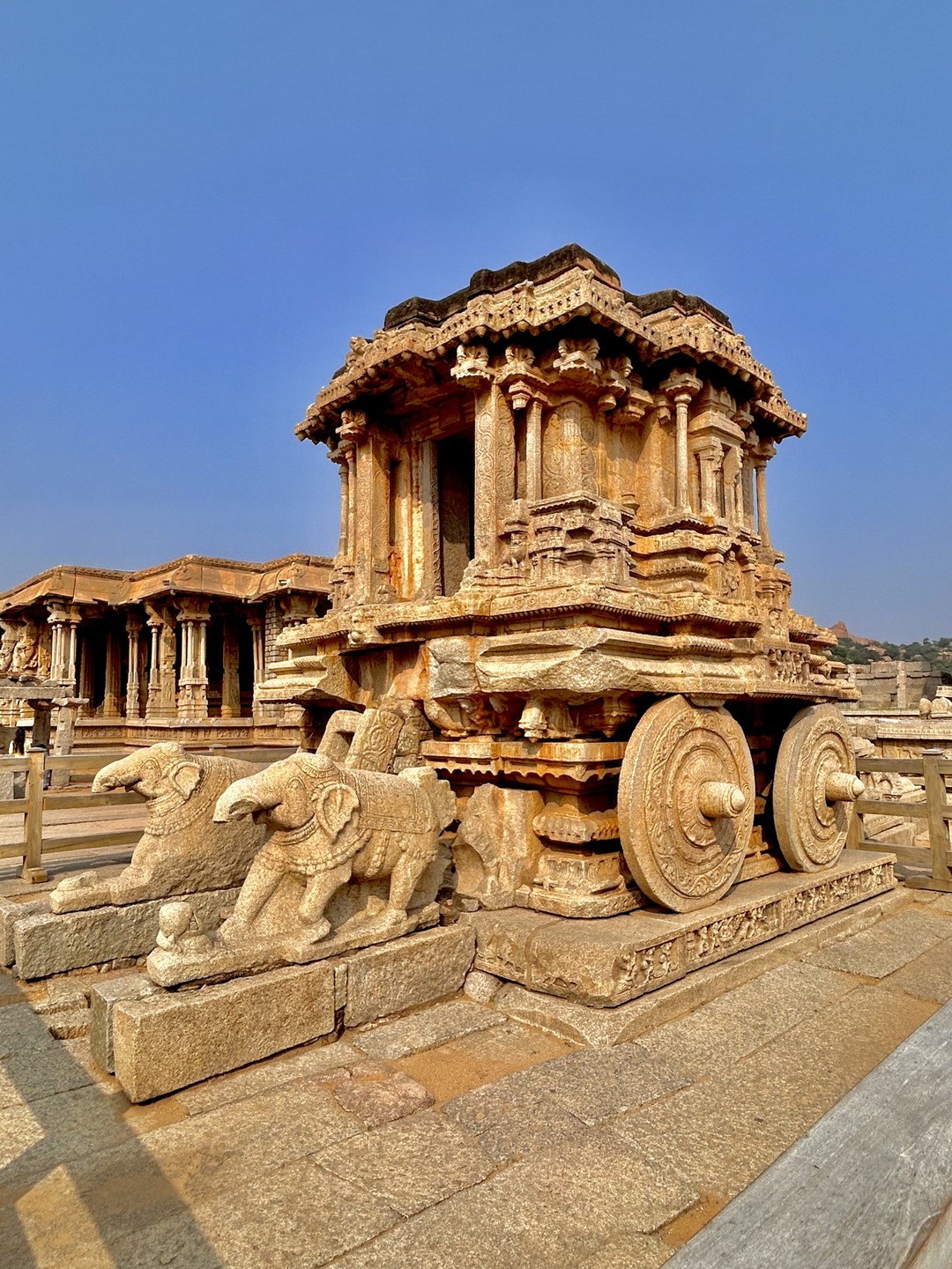 Насыщенная, интересная экскурсия. За 2 дня посетили все ключевые локации Хампи. Отличная идея организаторов смотреть храмы