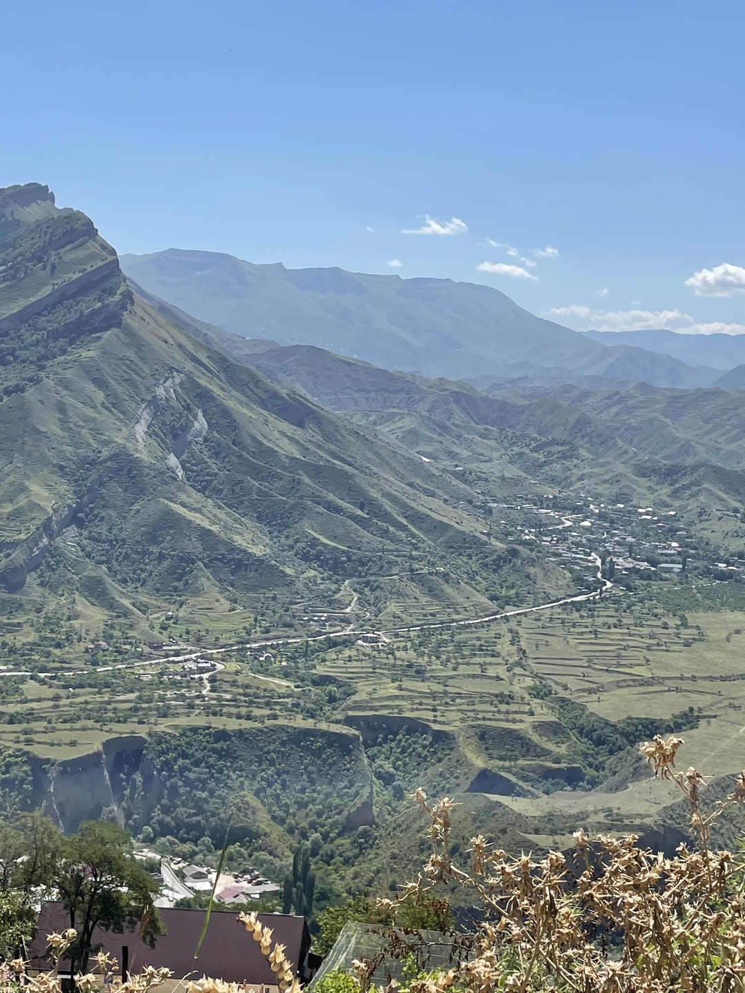 Отличная экскурсия, великолепные виды, захватывающая дух высота. Шикарный обед в колоритном месте. Теснина поражает свои величием.