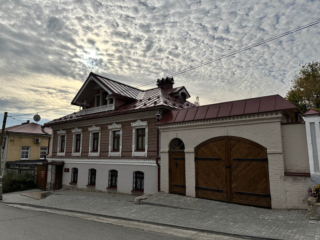 Благодаря Сергею наша экскурсия превратилась в настоящее путешествие сквозь века. Мы погрузились в атмосферу старинного города