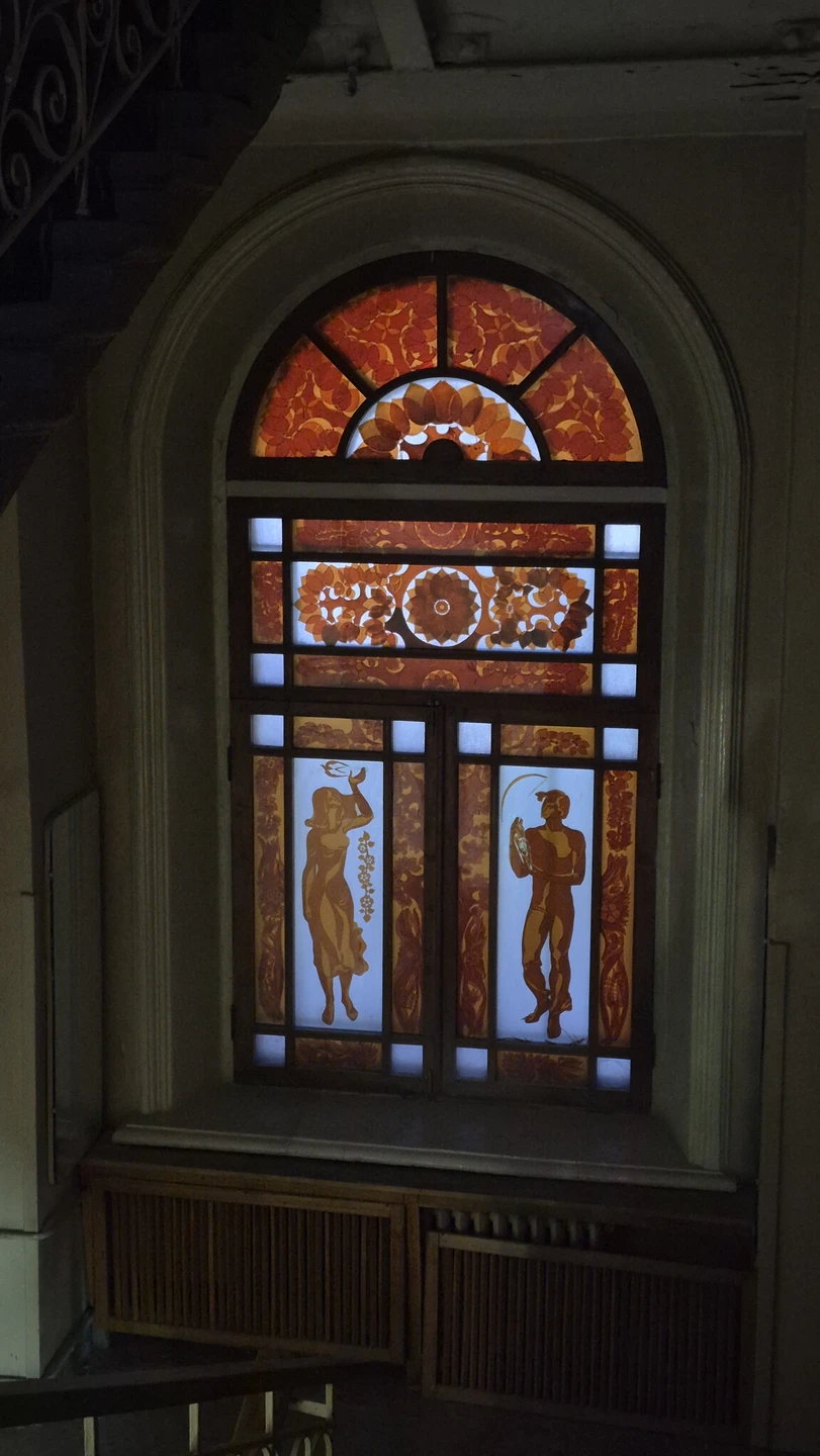 Очаровательный экскурсовод, которая очень любит свой город, прекрасно с любопытством рассказывает о нем