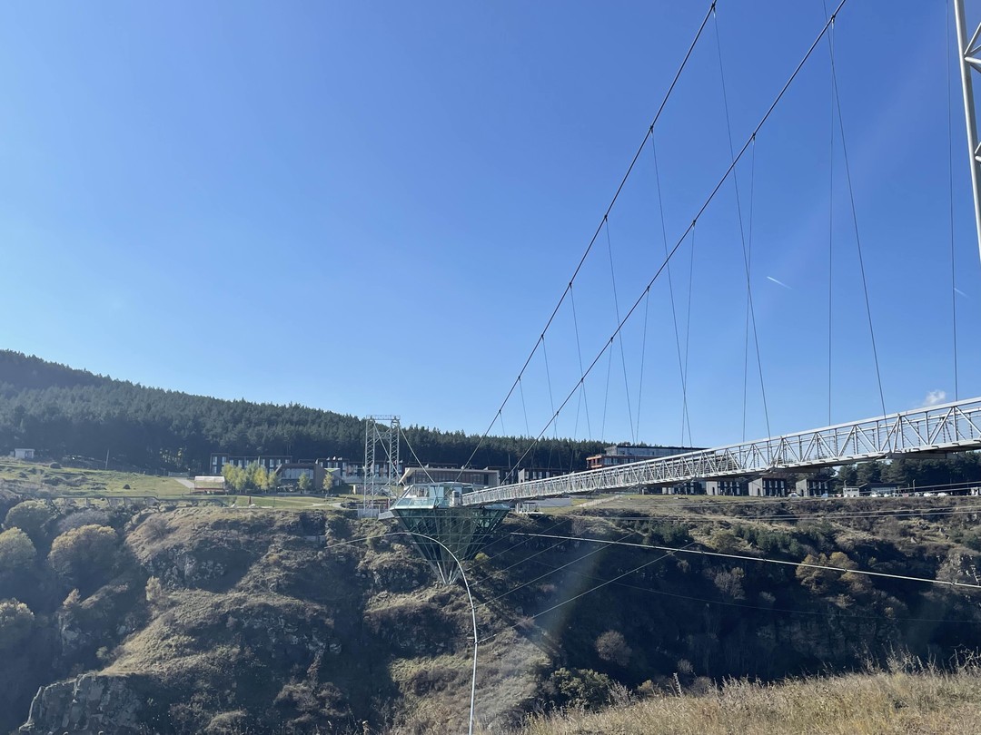 Организатор молодец,организовал экскурсию,несмотря на то,что нас было всего 4 человека,по пути останавливался в красивых локациях,чтобы мы