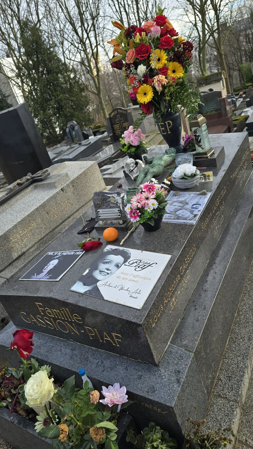 Формат отличный, очень удобно пользоваться аудиогидом. Рассказы о каждом человеке интересные, с увлекательными подробностями. Карта понятная