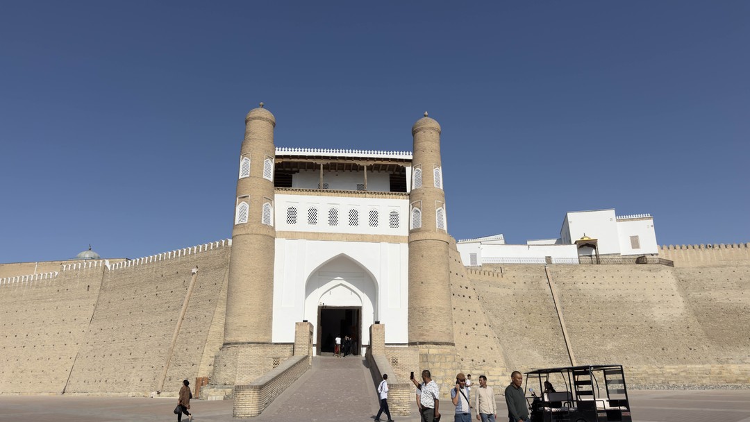 Гид Ислам нам очень понравился. Пунктуальный, внимательный и приятный в общении. Отлично знает то, о чём