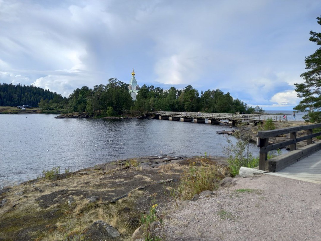 Это не просто трансфер до Валаама, а интересная, живая, не перегруженная нудной энциклопедичностью экскурсия. Шхеры прекрасны