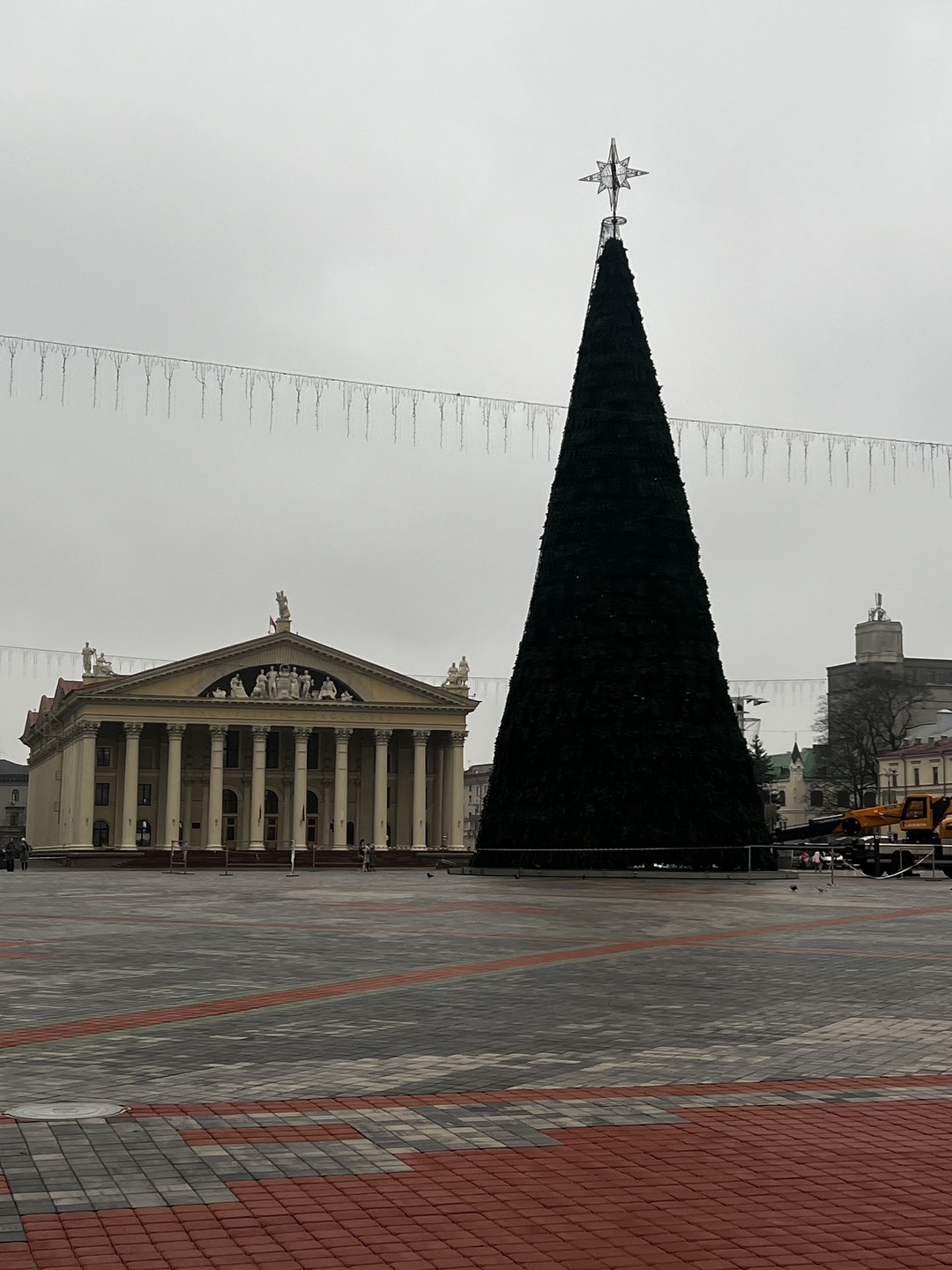 Ярослав выступил в роли гида в рамках двухчасовой обзорной экскурсии по центру Минска. Время пролетело незаметно