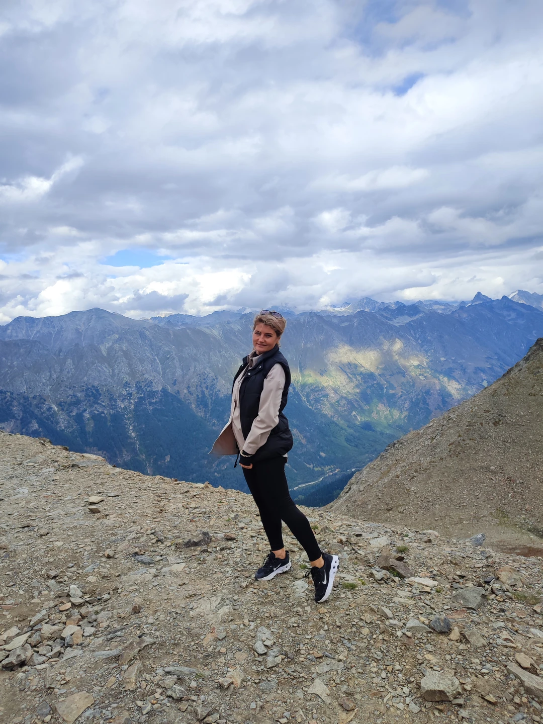 Путешествие очень понравилось! Впервые оказались здесь вообще. Приехал наш гид Дмитрий, он же водитель на комфортабельной машине👍