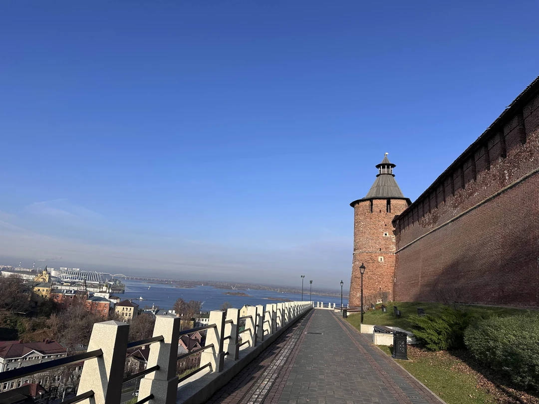 Нам понравилась экскурсия с Павлом. Спокойная прогулка по основным местам, начиная от Покровки далее по Кремлю