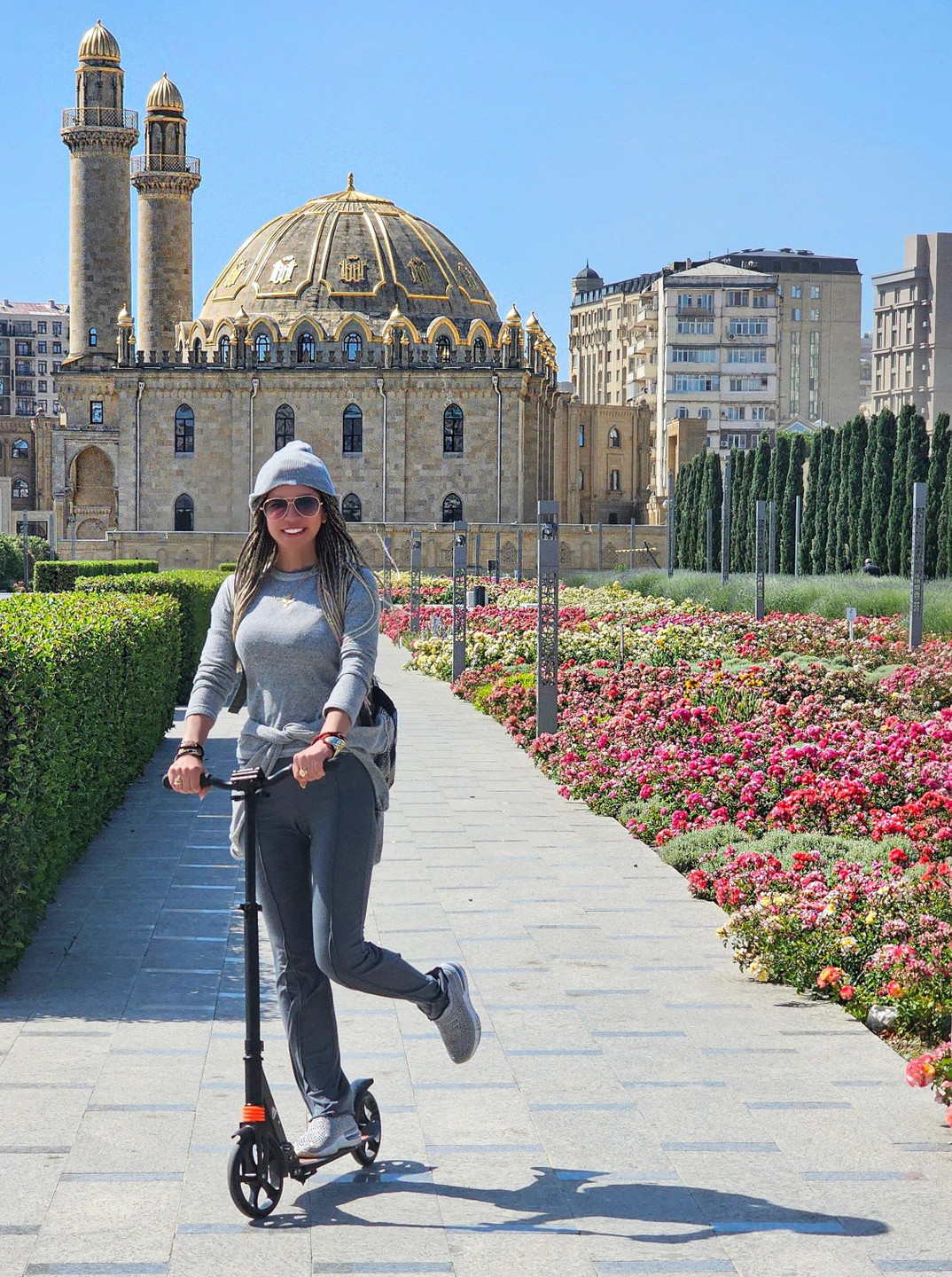 Мне понравилась наша утренняя прогулочка по центральным паркам с ветерком на самокате. Было интересно созерцать пышно