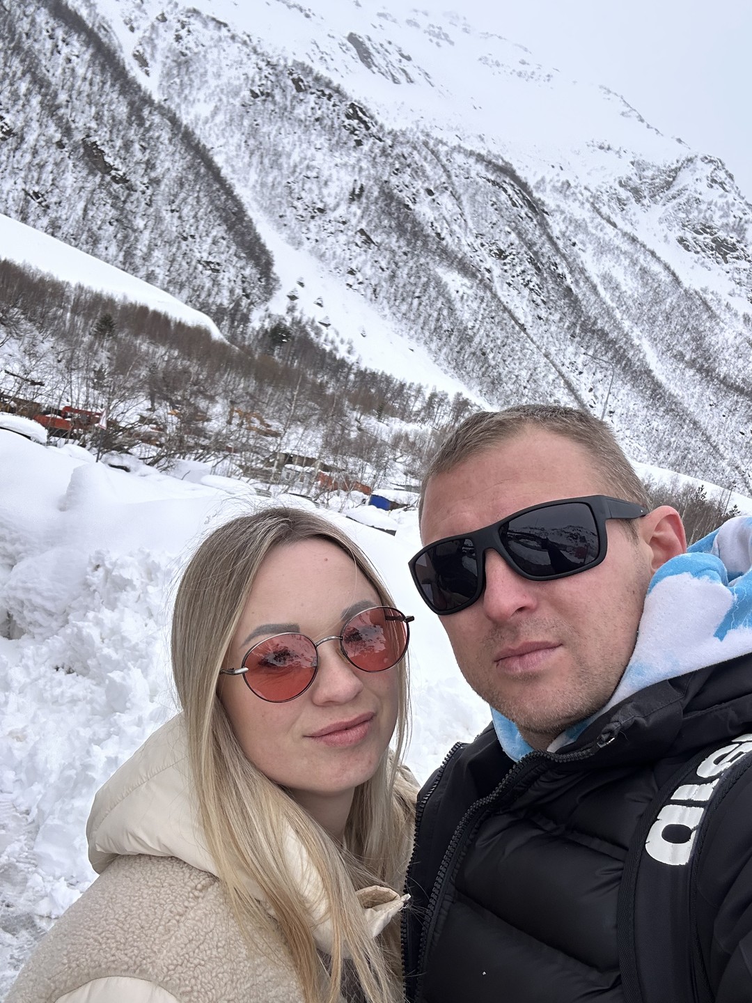 Были на экскурсии на Эльбрус, озеро Гижгит+поляна нарзанов. Встретил нас гид Михаил, приехал прямо к нашему