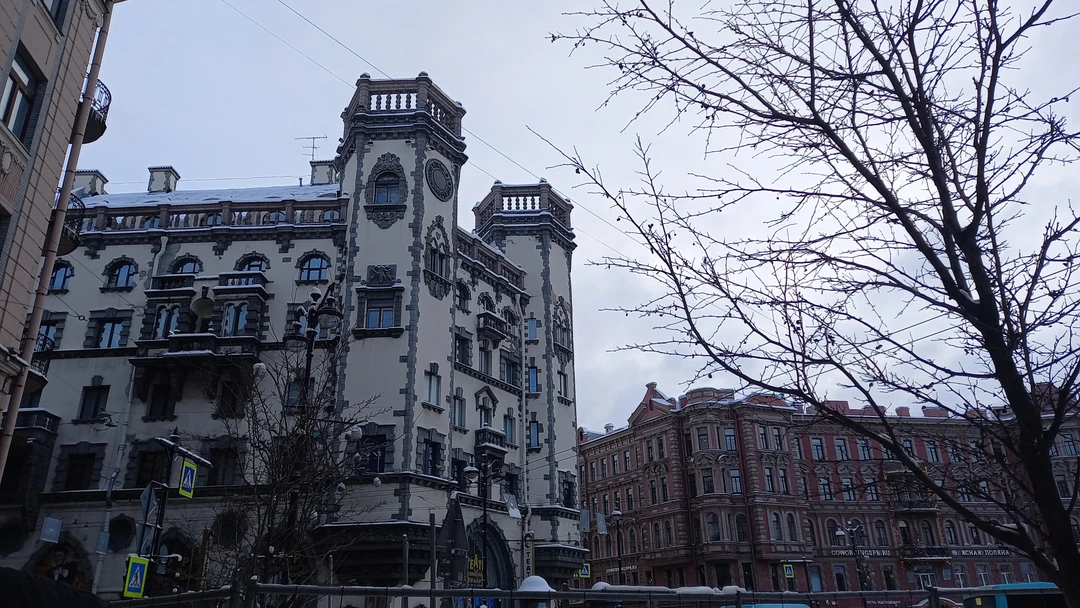 Секреты и лабиринты Петроградской стороны: дворы, парадные, легенды (Таиса)