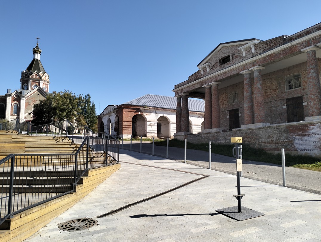 Анастасия приятный гид. Она знает историю города, доступно рассказывает, но ей конечно надо набраться опыта. Может