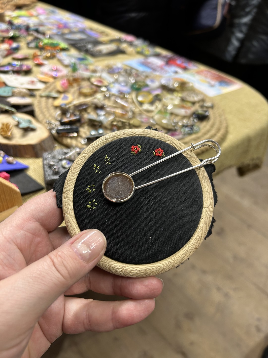 В сердце древнего Суздаля, среди волшебных деревянных теремов, мы встретились с Марией — искусной мастерицей. Словно