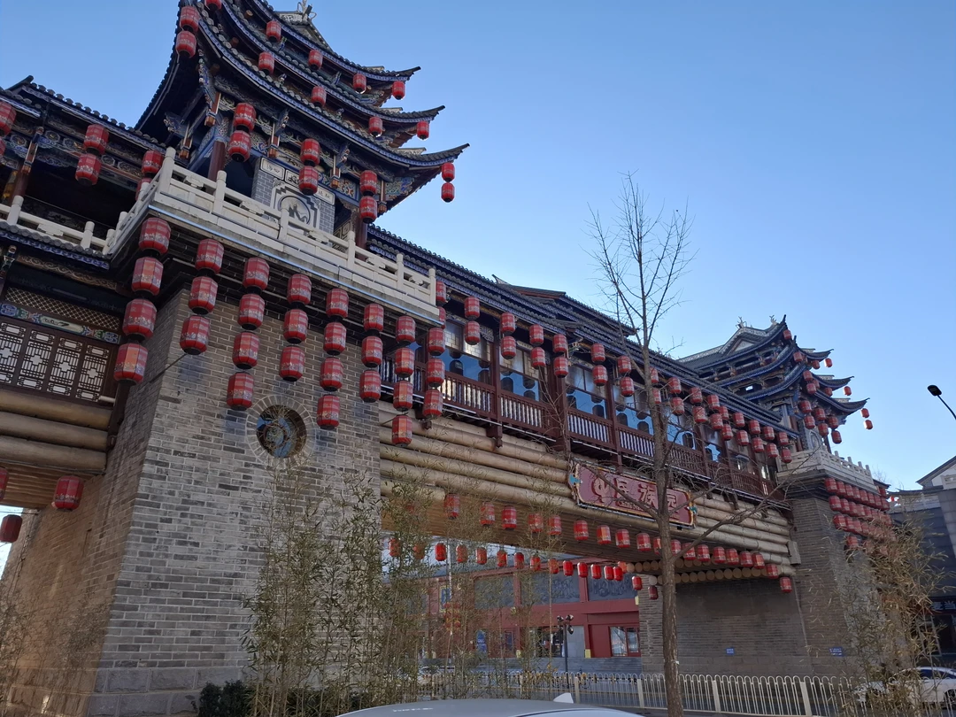 Встречались с экскурсоводом в аэропорту. Проблемы есть с интернетом. Подключите сразу VPN, а то в Китае