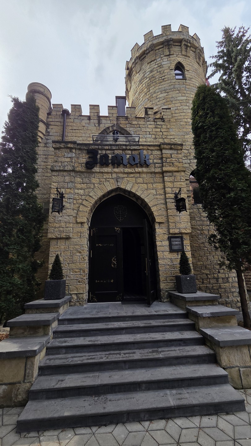 Спасибо Марату за интересную экскурсию, прекрасно и вкусно провели время. Посетили все заявленные локации и даже