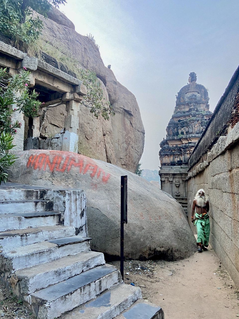 Насыщенная, интересная экскурсия. За 2 дня посетили все ключевые локации Хампи. Отличная идея организаторов смотреть храмы