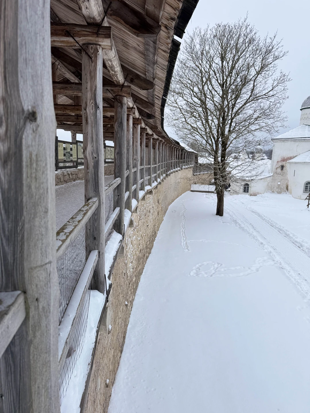 Гуляли по Изборской крепости с Аленой!