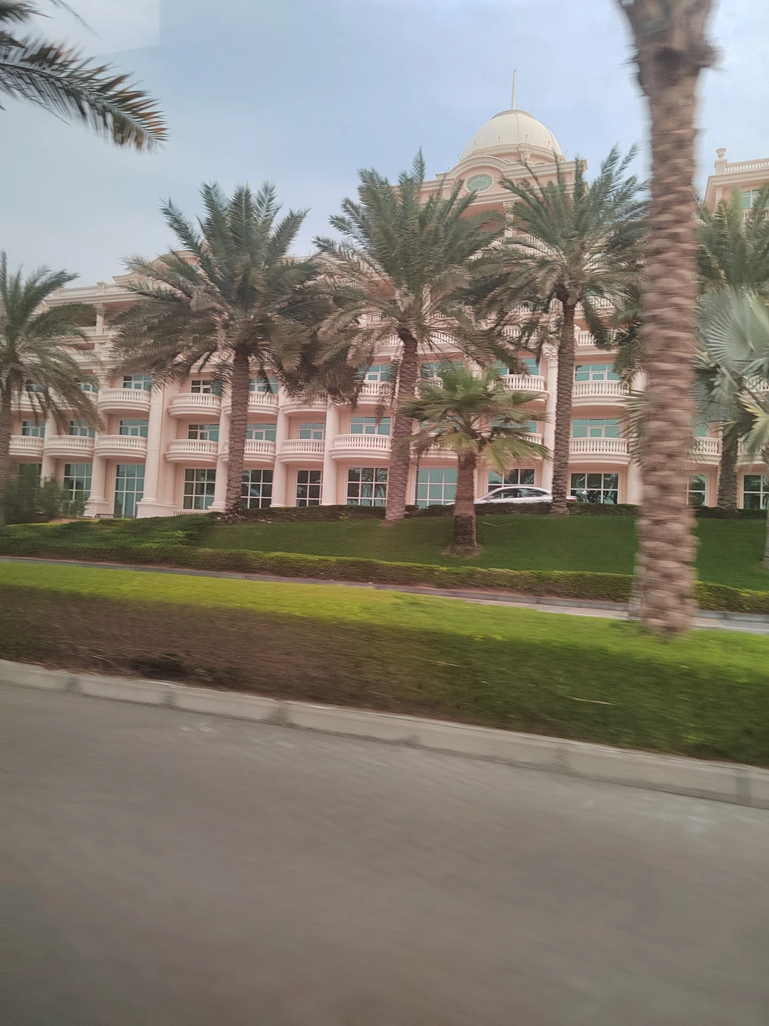 Экскурсия по Дубаю прошла безупречно, нам очень понравилось, гид Азиз был очень вежливым и добрым. У