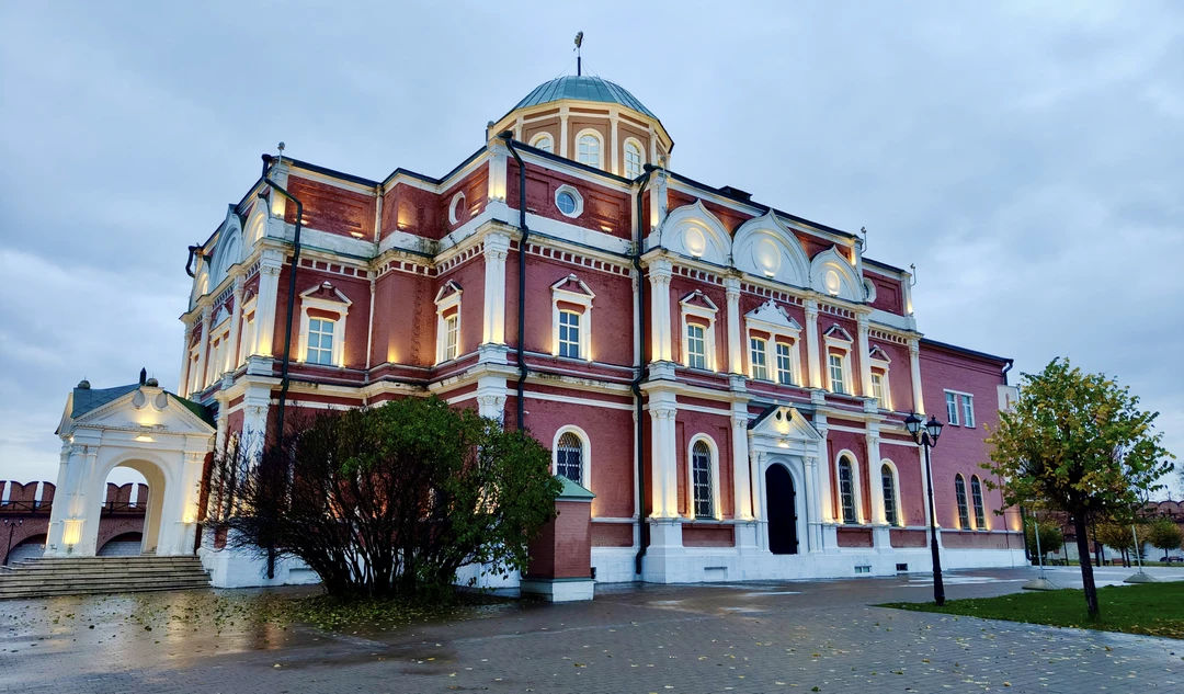 Спасибо огромное за прекрасную экскурсию Александру! Были на экскурсии с ребёнком, даже его Александр заинтересовал своими