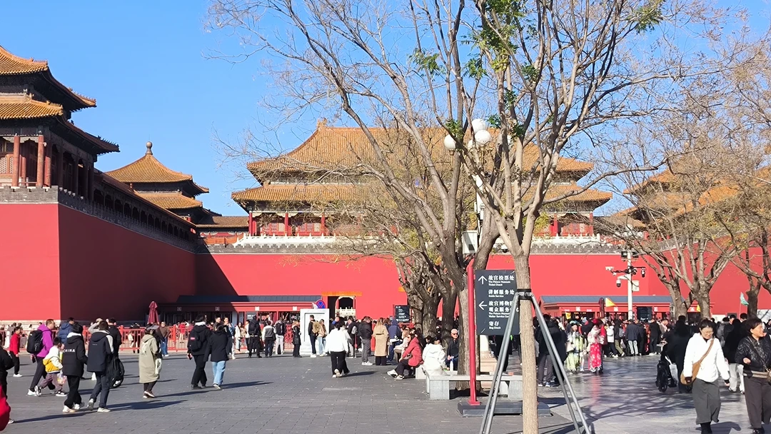 Были на экскурсии в ноябре 2025. Экскурсия заняла примерно часа 4, очень познавательно. Джула очень интересно