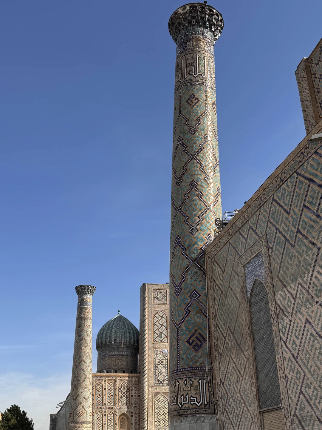 Экскурсовод с одним из 99 имен Аллаха, Азиз!