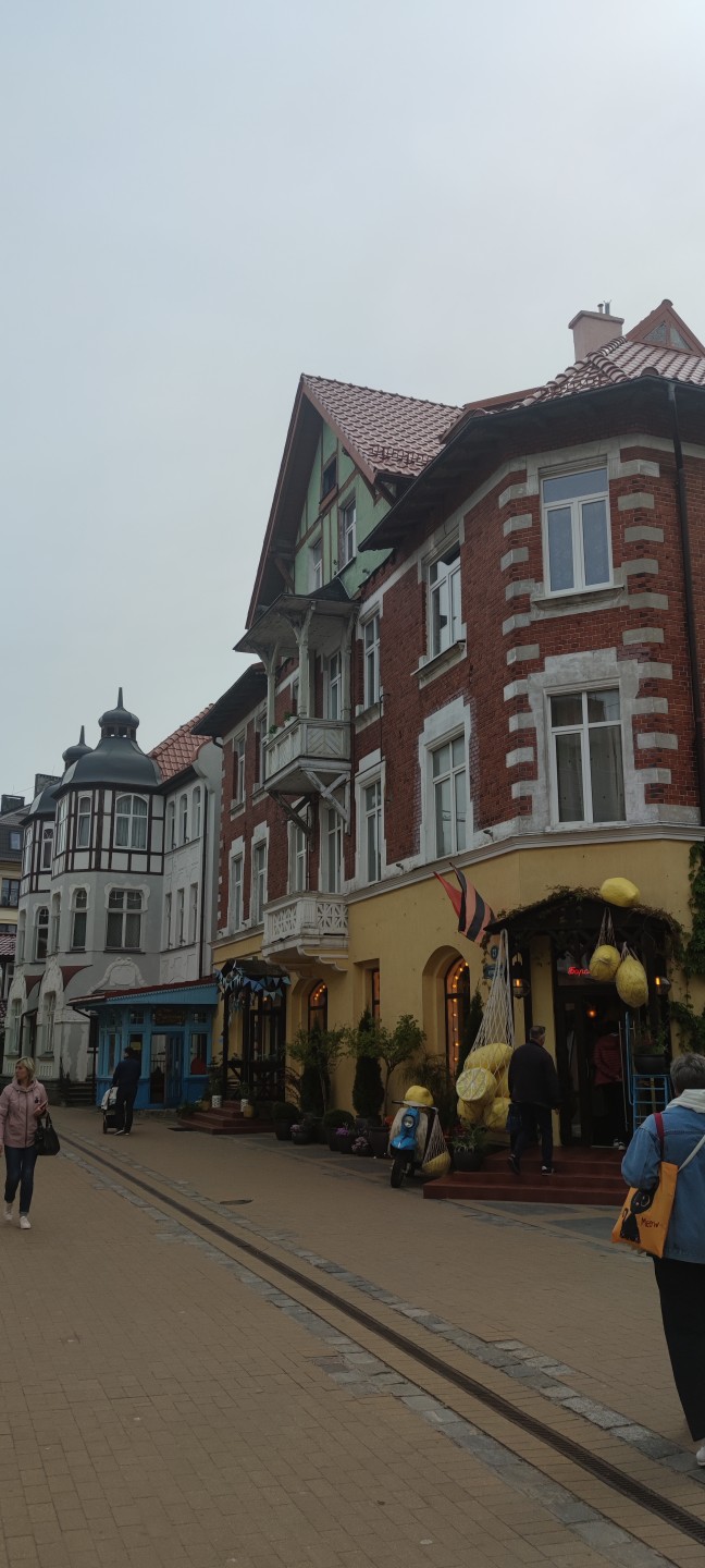 Отдыхали с подругой в Калининграде, заранее забронировали экскурсию, меня привлекла цена и качество материала. Так же