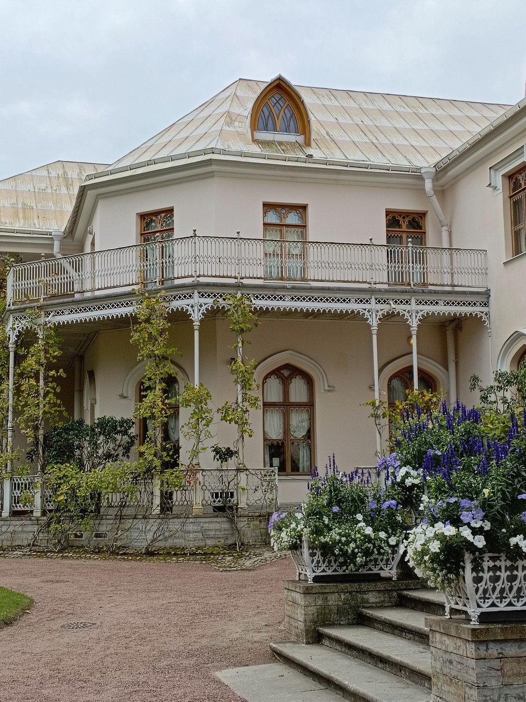 Ирина прекрасный экскурсовод. Чувствуется, что она сама увлечена материалом, любит свой город, его историю. Экскурсия очень