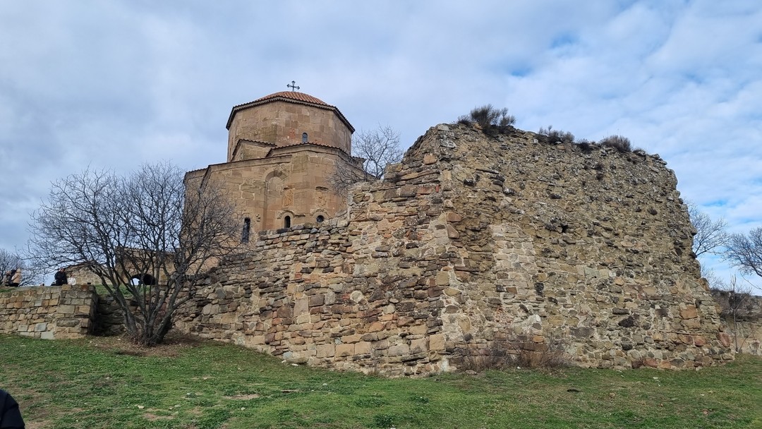 Давид замечательно проводит экскурсии. Он отличный рассказчик, хороший водитель. Очень коммуникабельный и разносторонний человек. Предложит изменение